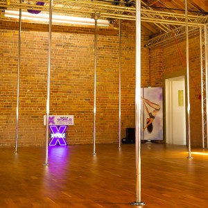 Drążek zawodniczy do studia pole dance i wysokich sufitów CX